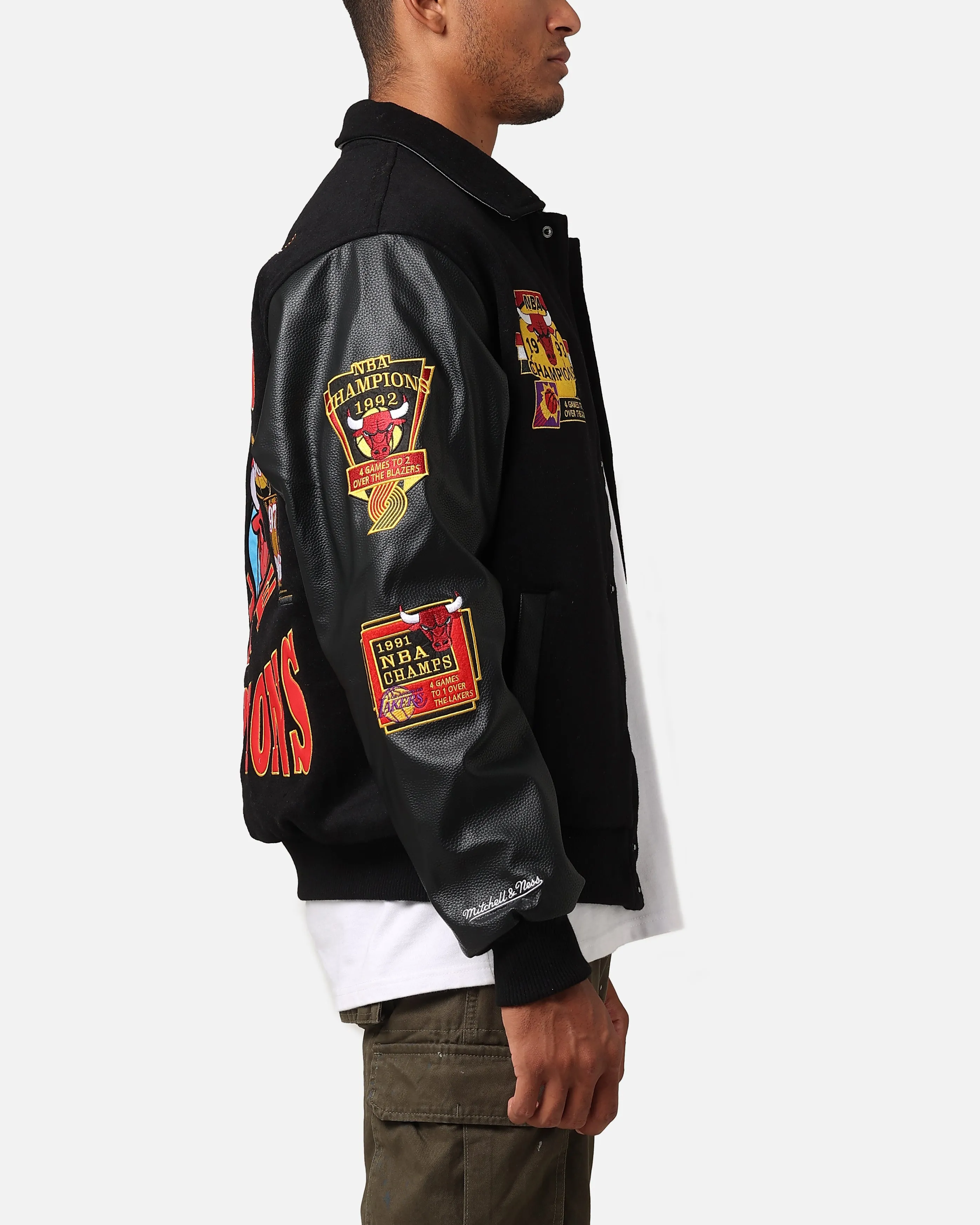 Mitchell & Ness Chicago Bulls Dynasty Jacket Black